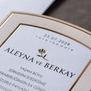 İç Çerçevesi Krem Yaldız Süslemeli Beyaz Zarflı Davetiye Modeli