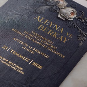 İçi Siyah Zemine Çiçekli Desenli Krem Zarflı Düğün Davetiyesi