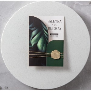 Yeşil Yaprak Desenli Katlamalı Mühür Görünümlü Aksesuarlı Düğün Davetiyesi