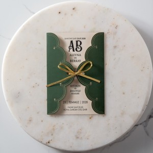 Yeşil Kenarları Dalgalı Ortaya Katlanan Fiyonklu Davetiye Modeli