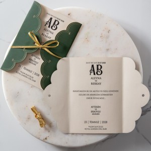 Yeşil Kenarları Dalgalı Ortaya Katlanan Fiyonklu Davetiye Modeli