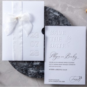 Beyaz Kabartma Baskılı Soldan Çekmeli Fiyonklu Düğün Davetiyesi