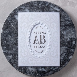 Kabartma Dokulu Ortası Oval Pencereli Sade Düğün Davetiyesi