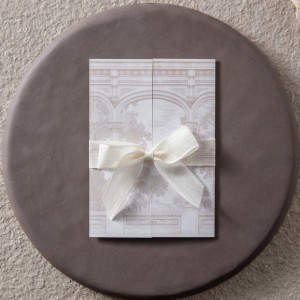 Ortaya Katlamalı Üstü Saray Tasarımlı Fiyonklu Davetiye Modeli