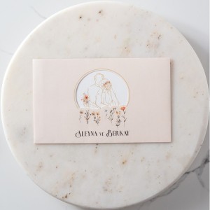 Yatay Ortası Pencereli Pembe Zarflı Gelin Damatlı Düğün Davetiyesi