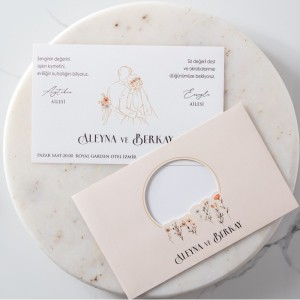 Yatay Ortası Pencereli Pembe Zarflı Gelin Damatlı Düğün Davetiyesi