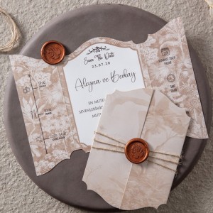 Açık Kahve Özel Kesim Ortaya Katlanan Mühürlü Davetiye Tasarımı