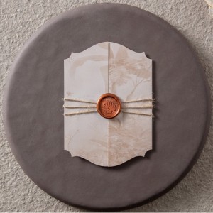 Açık Kahve Özel Kesim Ortaya Katlanan Mühürlü Davetiye Tasarımı