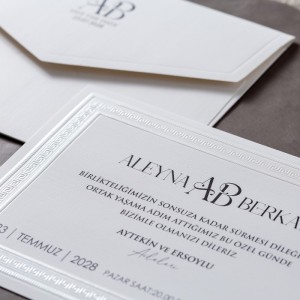 Beyaz Zarfa Siyah Baskılı İçi Kabartmalı Sade Davetiye