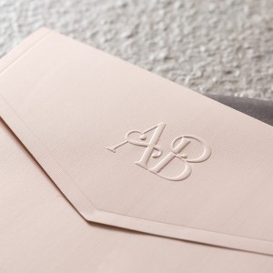 Pembe Zarfa Kabartma Baskılı Sade Düğün Davetiyesi