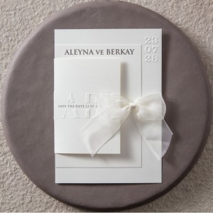 Üç Parçalı Dokulu Baskılı Fiyonklu Davetiye Modeli