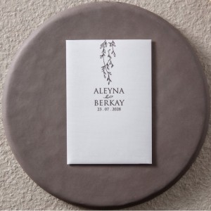 Beyaz Zarfa İsim Baskılı Sade Dikdörtgen Davetiye Modeli