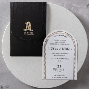 İçi Oval Kesim Yaldız Süslemeli Siyah Zarflı Davetiye Modeli