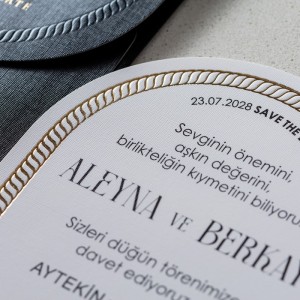 İçi Oval Kesim Yaldız Süslemeli Siyah Zarflı Davetiye Modeli