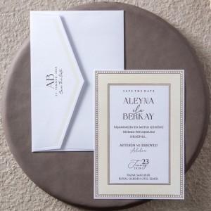 Kenarları Açık Sarı Çerçeveli Yaldız Süslemeli Beyaz Zarflı Davetiye