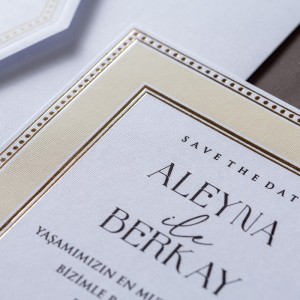 Kenarları Açık Sarı Çerçeveli Yaldız Süslemeli Beyaz Zarflı Davetiye