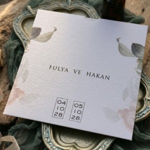 Kare Dokulu Kağıda Suluboya Efektli Yaprak Baskılı Davetiye Modeli