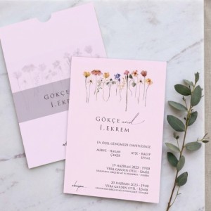Üstü Açık Pembe Zarfa İsim Baskılı İçi Çiçekli Davetiye