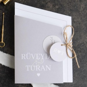 Hasır İpli ve Dairesel Etiket Detaylı Minimalist Düğün Davetiyesi