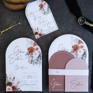 Zengin Floral Dokulu ve Kemer Formlu Modern Boho Davetiye Seti
